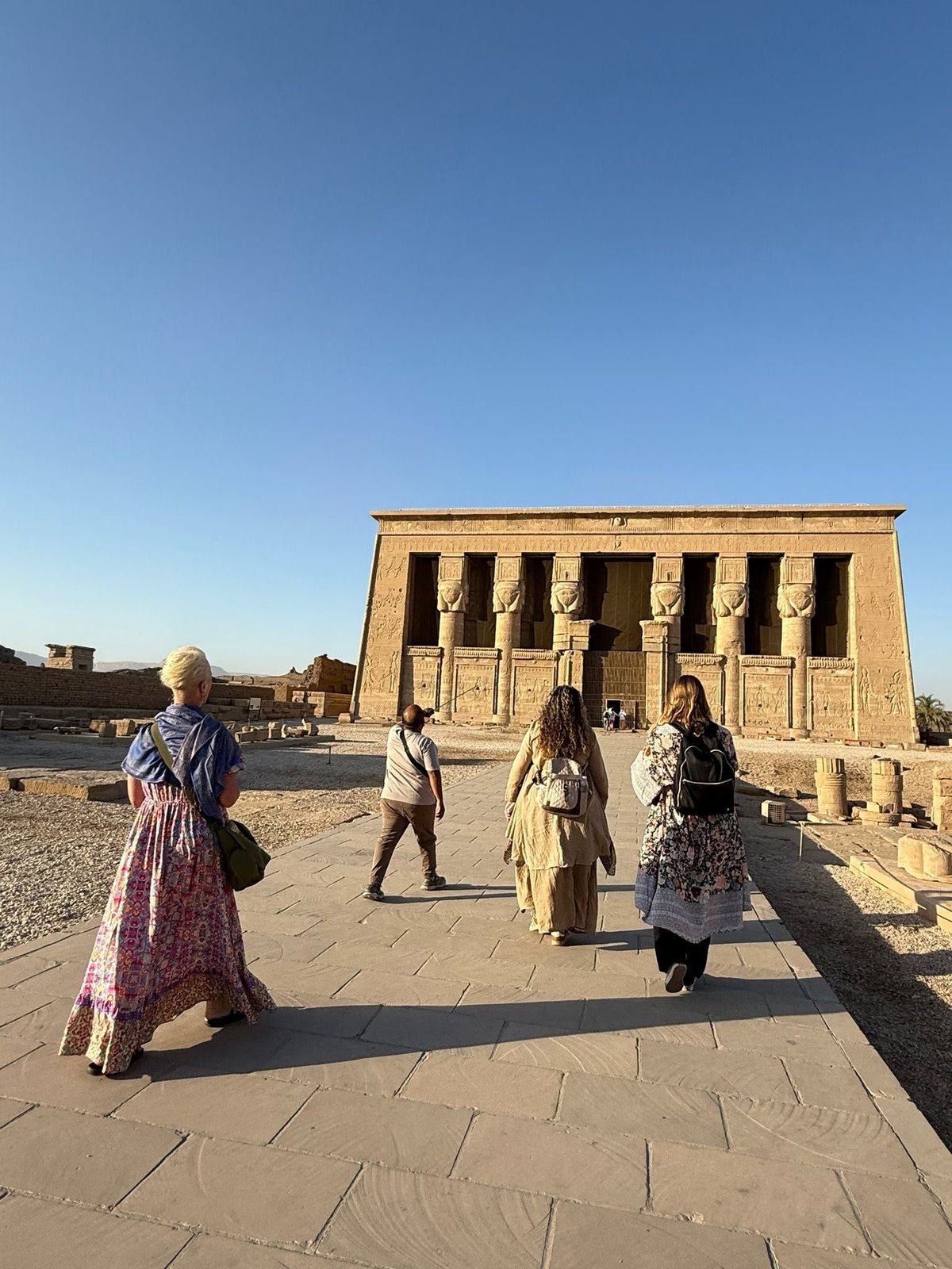 The travelling circle arriving at the temple
